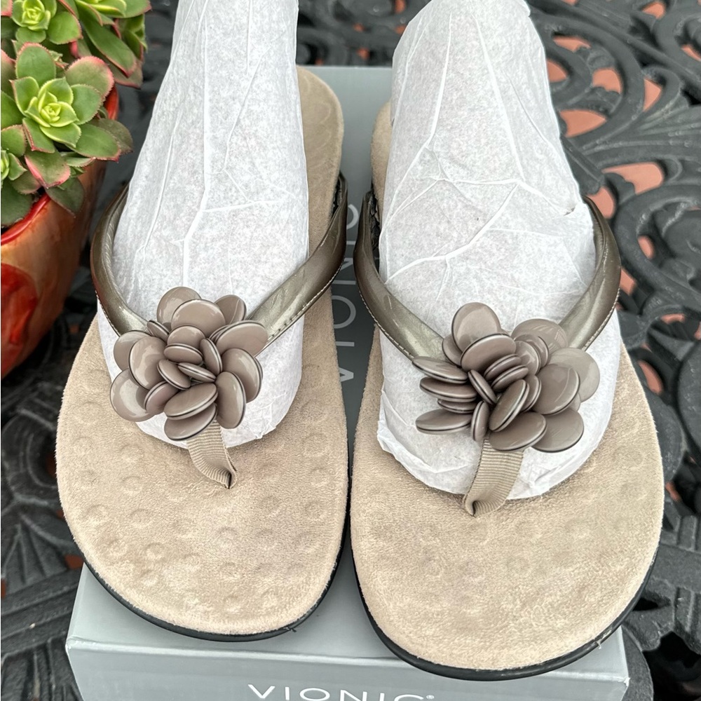 🦭Vionic Gray/Taupe Floral Embellished Toe Post Orthaheel Technology Sandal. 9
